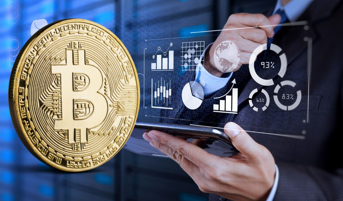 صورة تحليل فني للبيتكوين تُظهر شعار البيتكوين الذهبي مع رسومات بيانية تمثل مؤشرات القوة النسبية والمتوسطات المتحركة ومؤشر ماكد. مصممة خصيصًا لمقال التحليل الفني الأسبوعي للبيتكوين.
