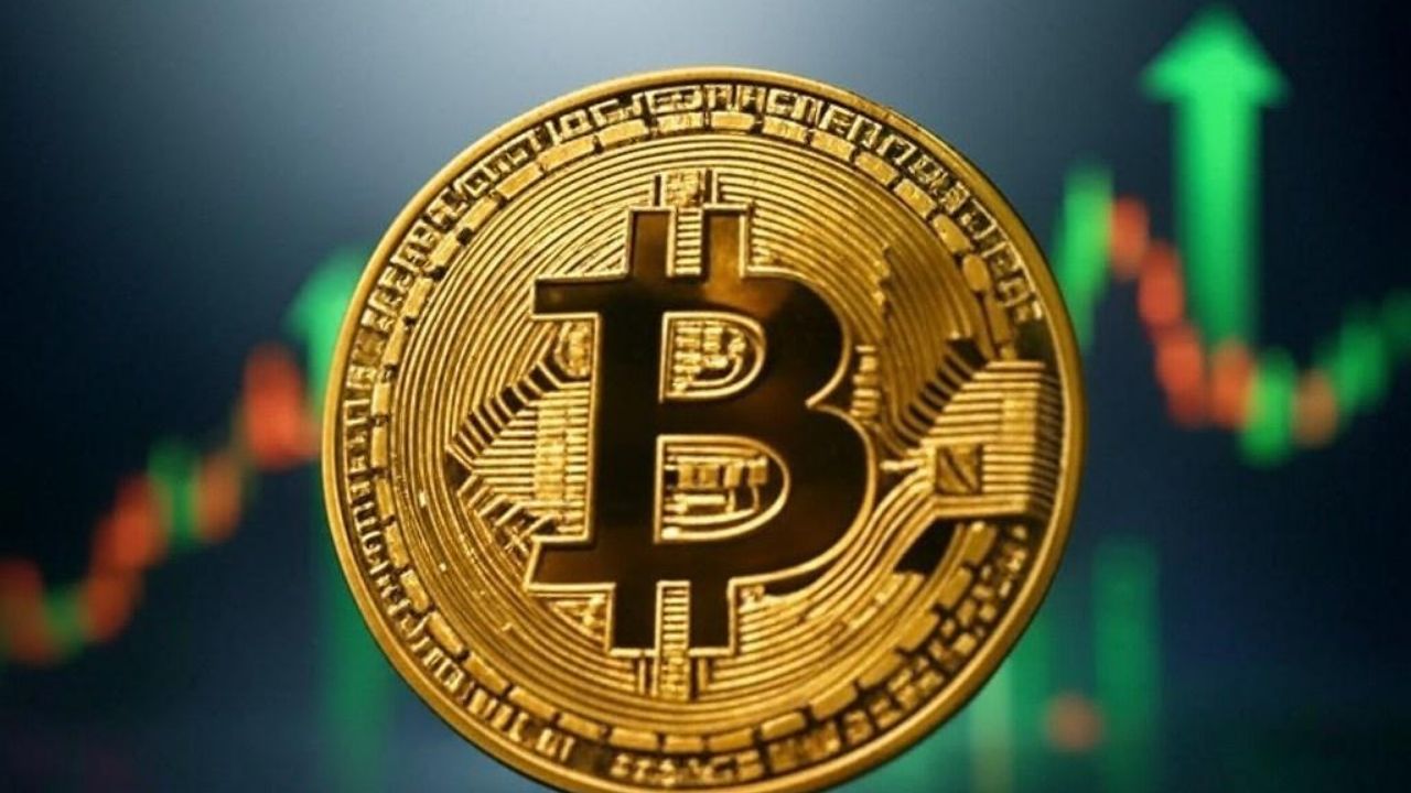 عملة بيتكوين ذهبية مع خلفية تعرض رسومات بيانية تشير إلى ارتفاع الأسواق