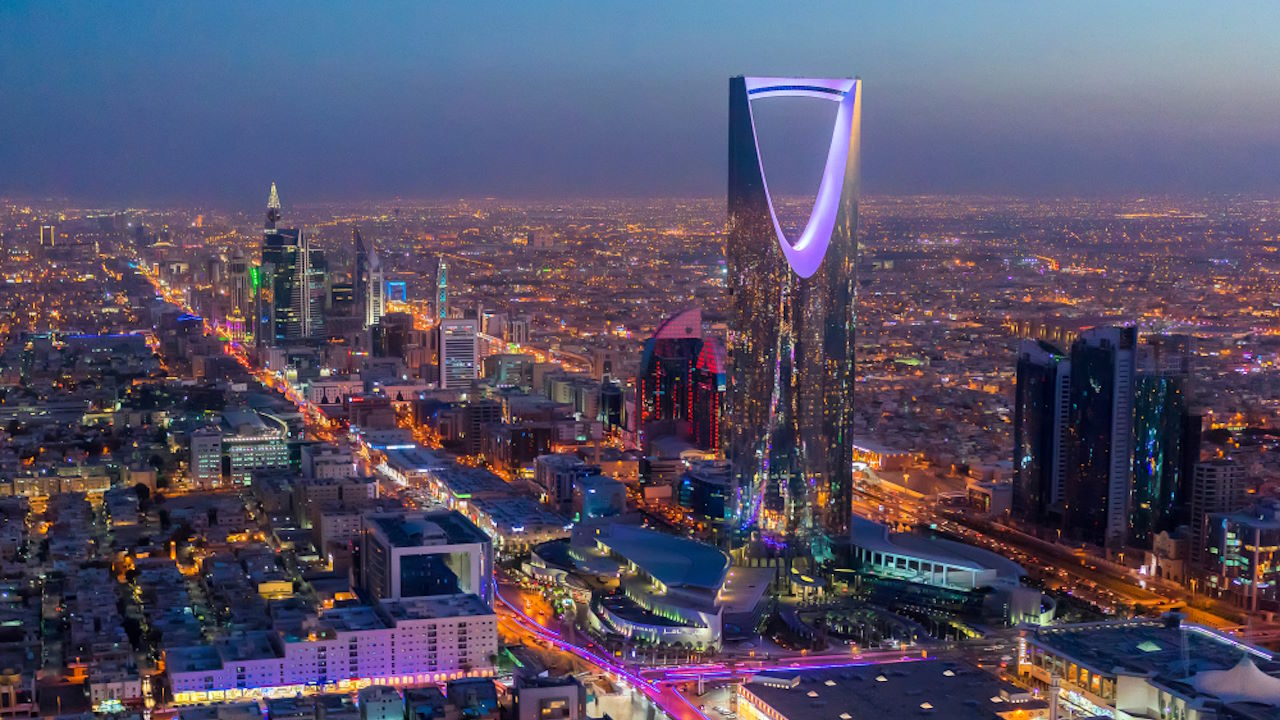أفق الرياض مع المباني الأيقونية، يرمز إلى تحول السعودية ودورها المحتمل في البيتكوين.